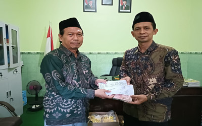 Donasi MI Al Falah untuk Klinik MWC NU Kebomas